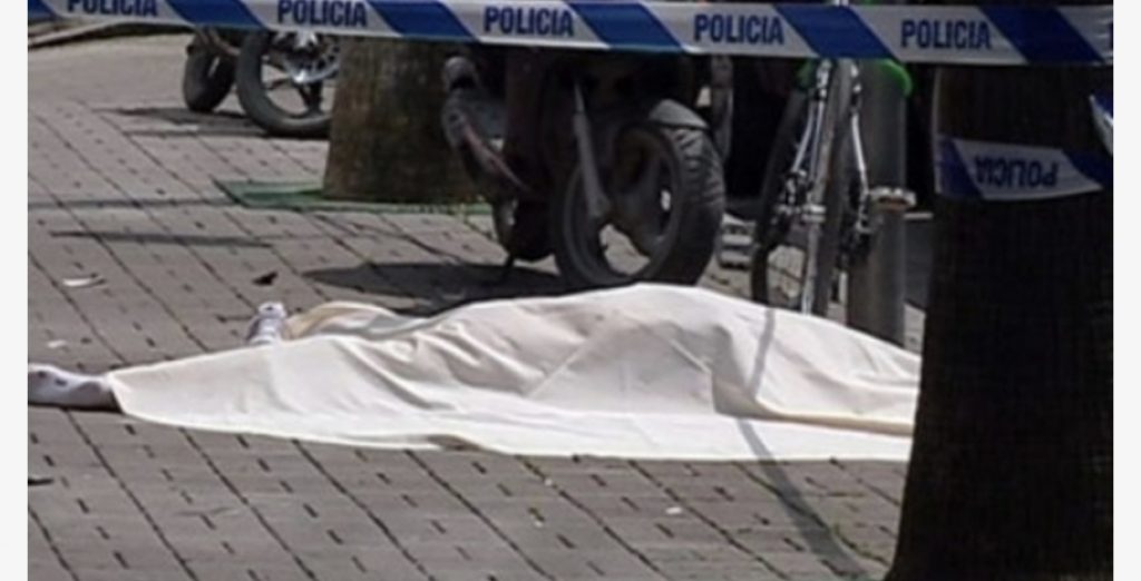 Bie nga lartësia e një pallati, humb jetën 45-vjeçarja në Tiranë