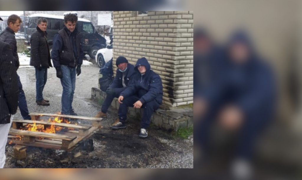 Emigrantët të bllokuar në Doganën e Kapshticës kërkojnë ndihmë nga shteti: Duam të kthehemi në shtëpi