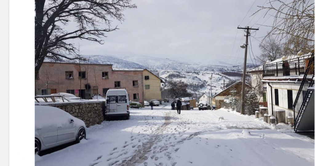 Kukësi ‘zgjohet’ i mbuluar nga dëbora në mes të prillit