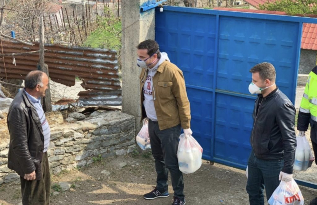 Veliaj përgjigjet pse nuk ka një çek për familjet dhe jo pako ushqimore?