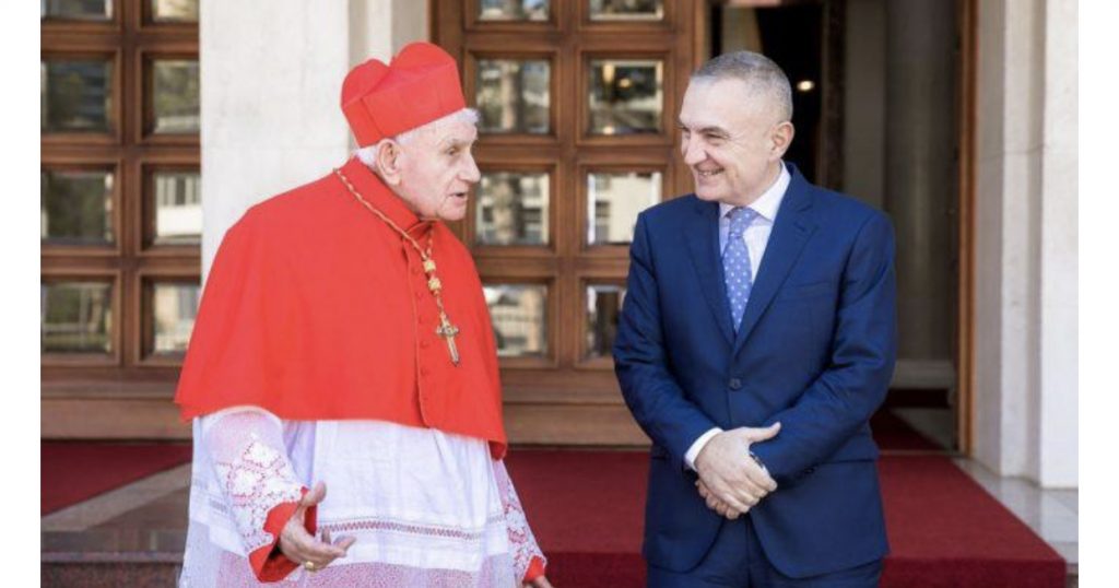 “MOS KINI FRIKË! Lutuni dhe sigurohuni që dashuria e Zotit të përcillet për të gjithë