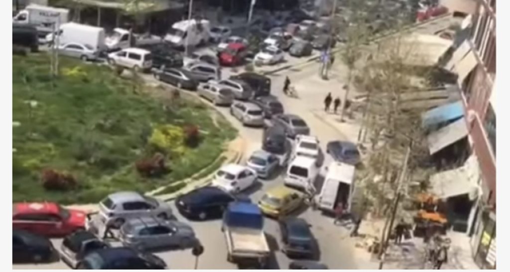 Astiri si në ditë të zakonshme, karvani i makinave krijon kaos