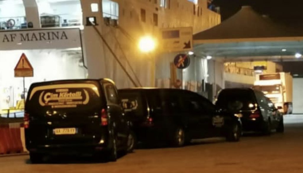Media italiane publikon fotot e makinave funerale me shqiptarë që udhëtojnë drejt Durrësit