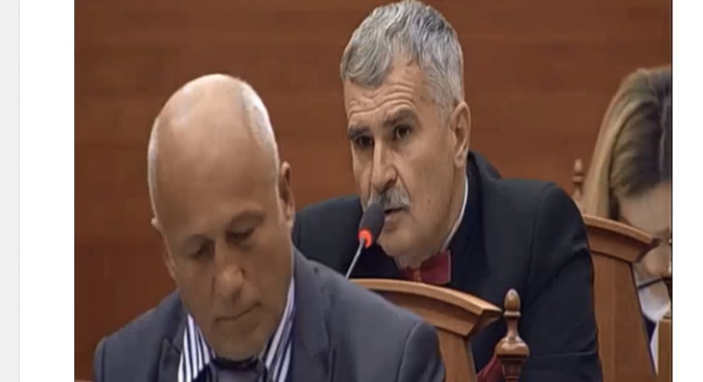 Gjuzi i drejtohet Ramës: Të gjithë i vesh me maska, vetë nuk e vë