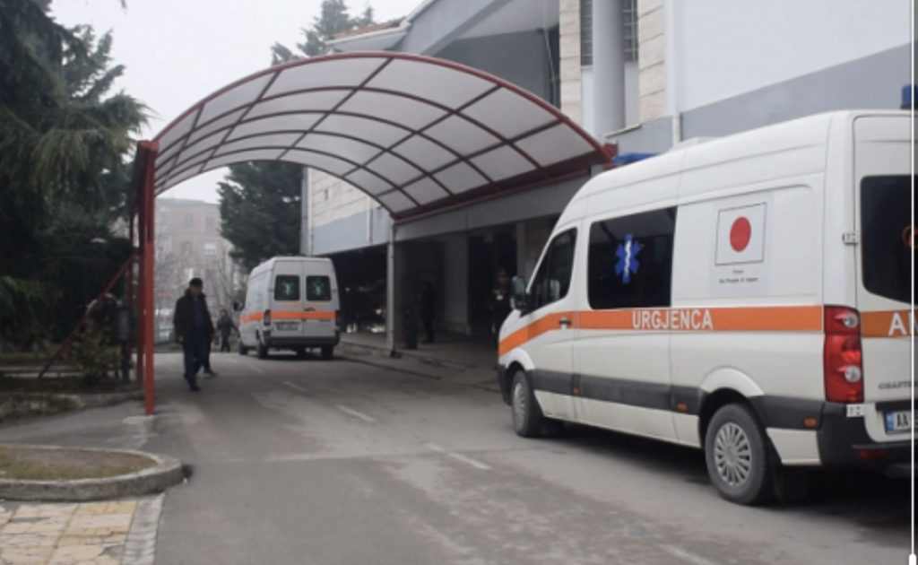 Këmbësori përplaset nga makina në Korçë