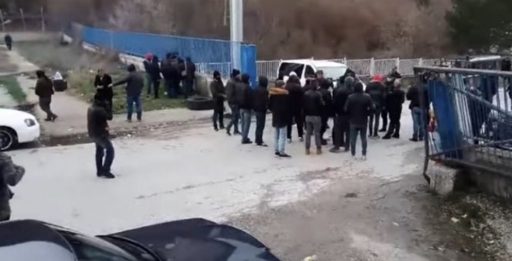 Qytetarët e bllokuar në Kapshticë, do strehohen në Korçë