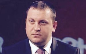 Politikanë plehra, që vrapojnë me qeset e mjerimit para kamerave të medias së neveritshme