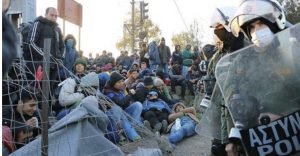 Nisin rastet e infektimit/ Greqia karantinon kampin e dytë të refugjatëve