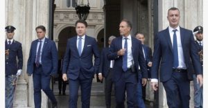 Vdes  nga virusi polici  i eskortës së kryeministrit Conte