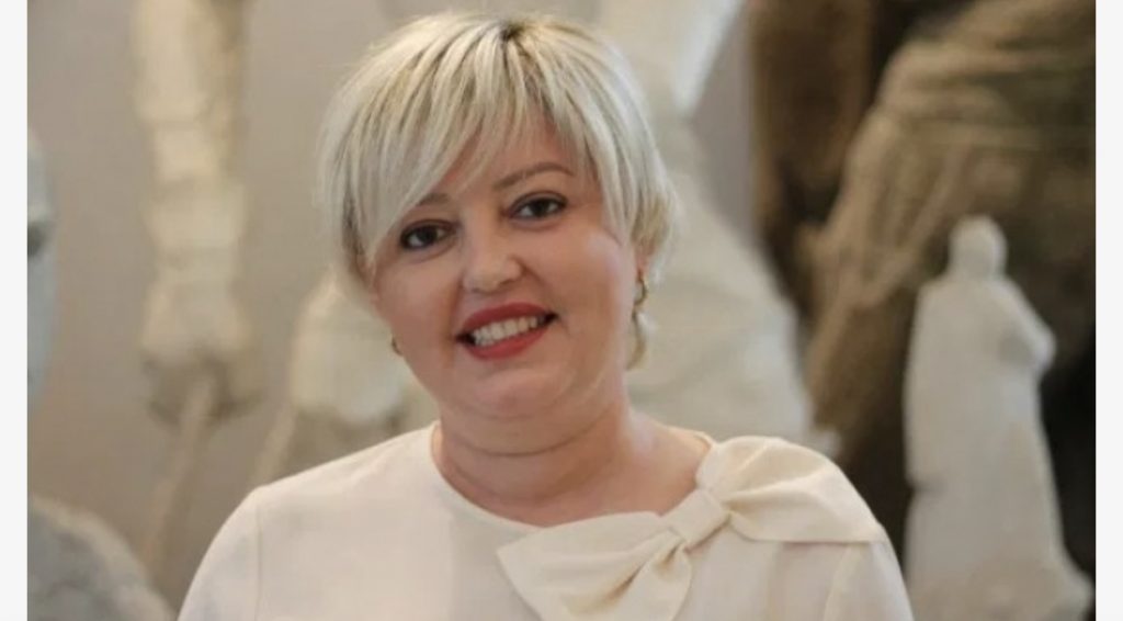 Gazetari ish-nxënës i mësuese Sonelës prek rrjetin: Unë do harroj dhe pas karantinës do e telefonoj…