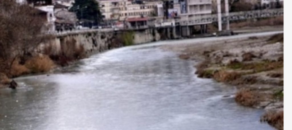 Banorët nxjerrin nga lumi Osum, trupin  e  një gruaje  të pajetë