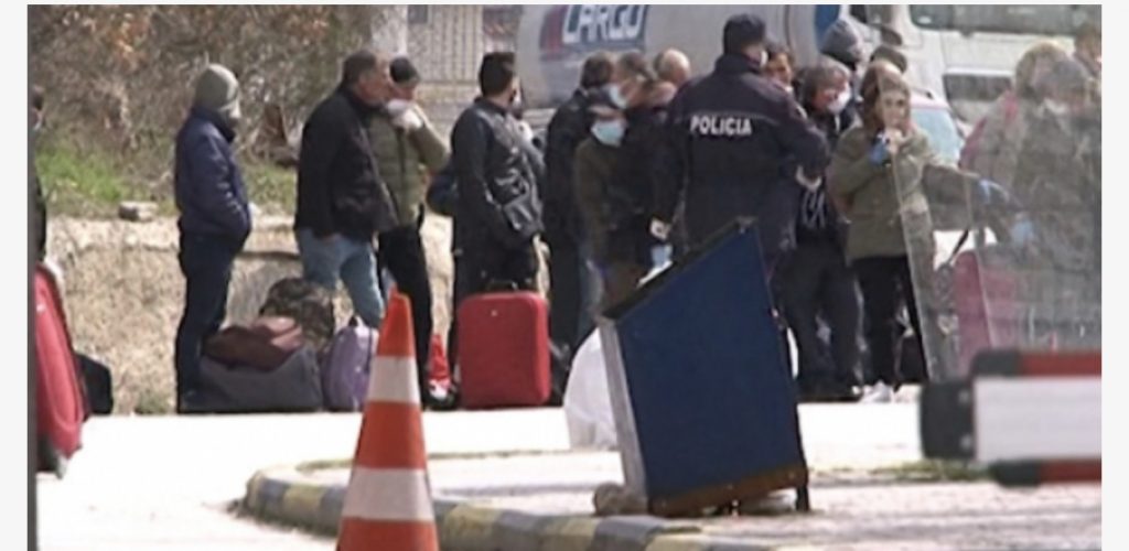 Emigrantët, vijojnë të qëndrojnë në Kapshticë