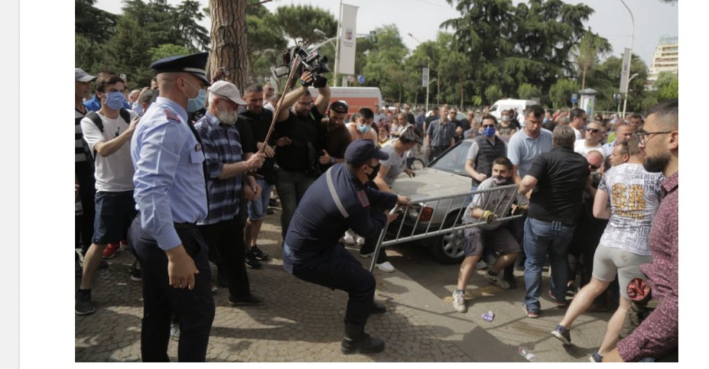 Protesta e djeshme policia : Na goditën me shkopinj, shtatë efektivë përfunduan tek Trauma e “Nënë Tereza”
