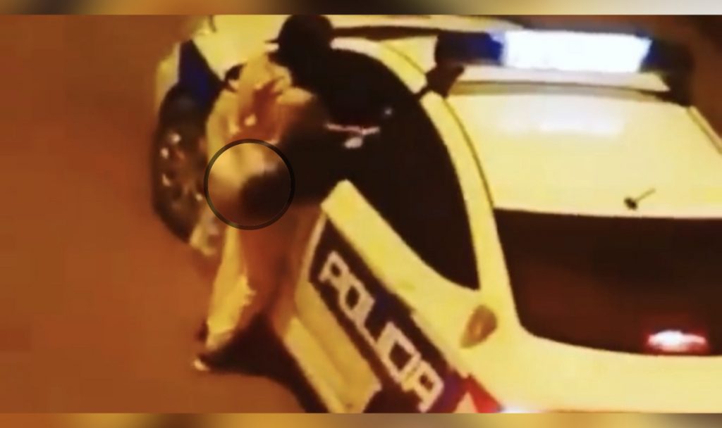 VIDEO SKANDALOZE , polici ngacmon seksualisht në publik nga makina e policisë