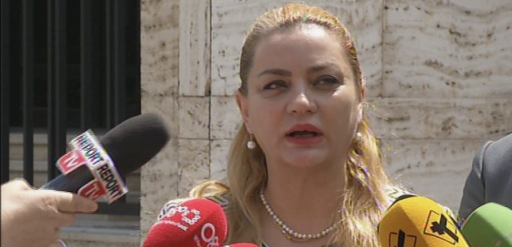 Vokshi: Censura dhe kushtet e punës e së gazetarëve, alarmante