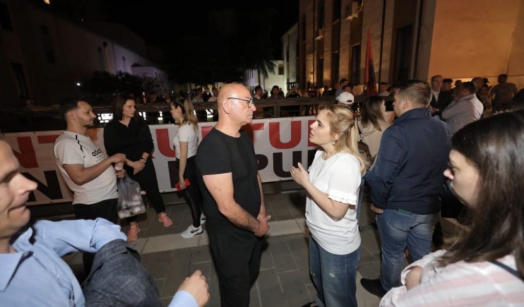 Protesta te Teatrit/ Gjobitet dhe i hiqet patenta Monika Kryemadhit
