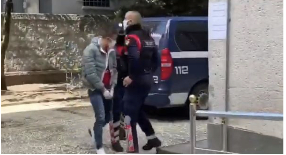Kultivonin drogë në  banesë jepet masa e sigurisë për 22 vjeçarin dhe të ëmën