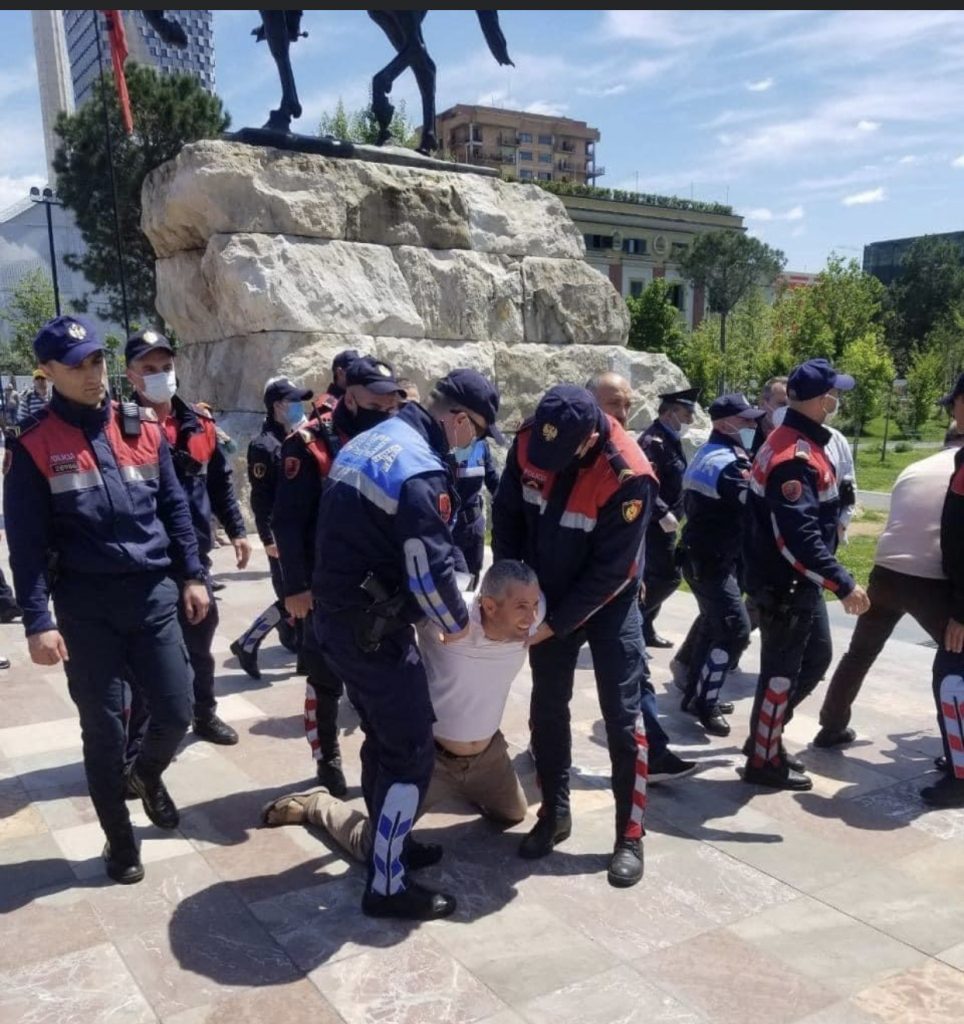 Shoqëria civile në protestë në Sheshin “Skënderbej”, përplasje me policinë