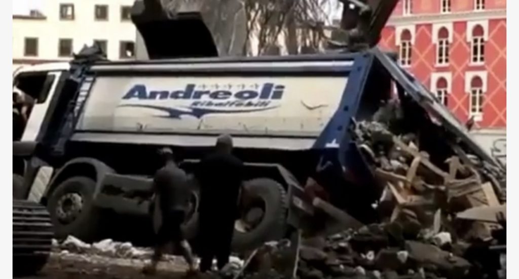 Përmbyset kamioni i ngarkuar me inertet e Teatrit Kombëtar