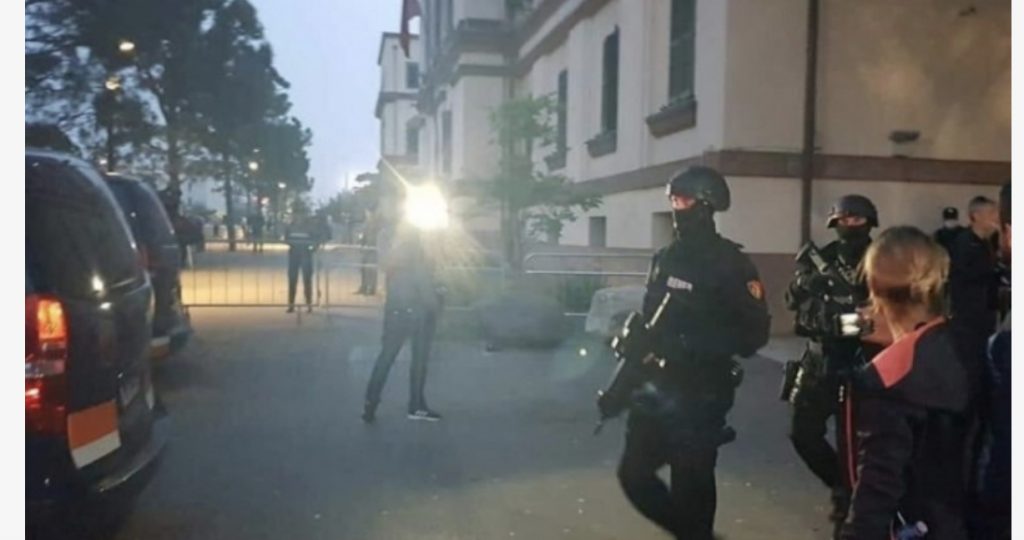 Tha se s’kishte policë me armë te teatri, PD i nxjerr videon Ramës: Forcat RENEA me automatik brenda në teatër, nxjerrin me forcë aktorët