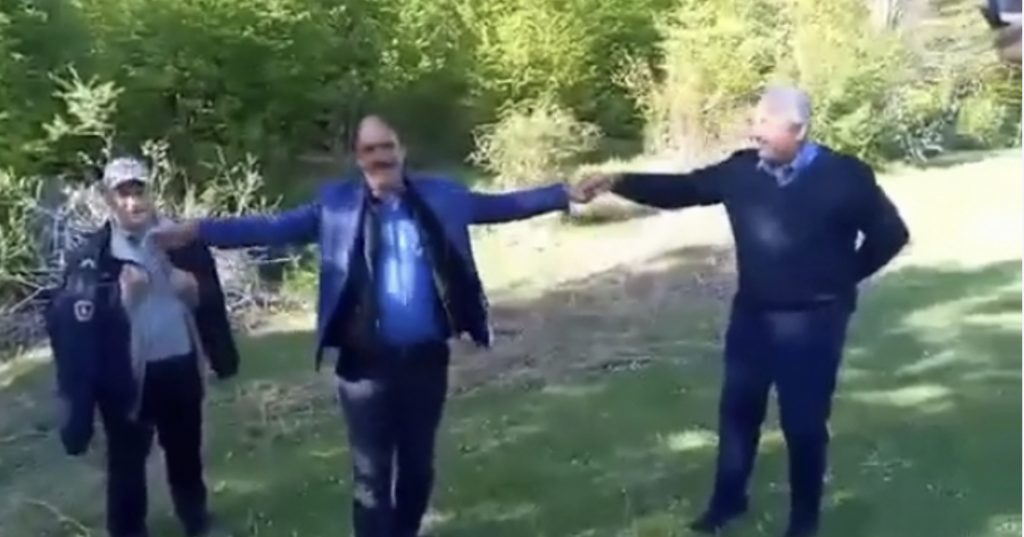 SKANDALI/ Policia e Shtetit shkon në Gramsh për aksionin anti-kanabis, por përfundon tapë e dehur, duke kërcyer e kënduar
