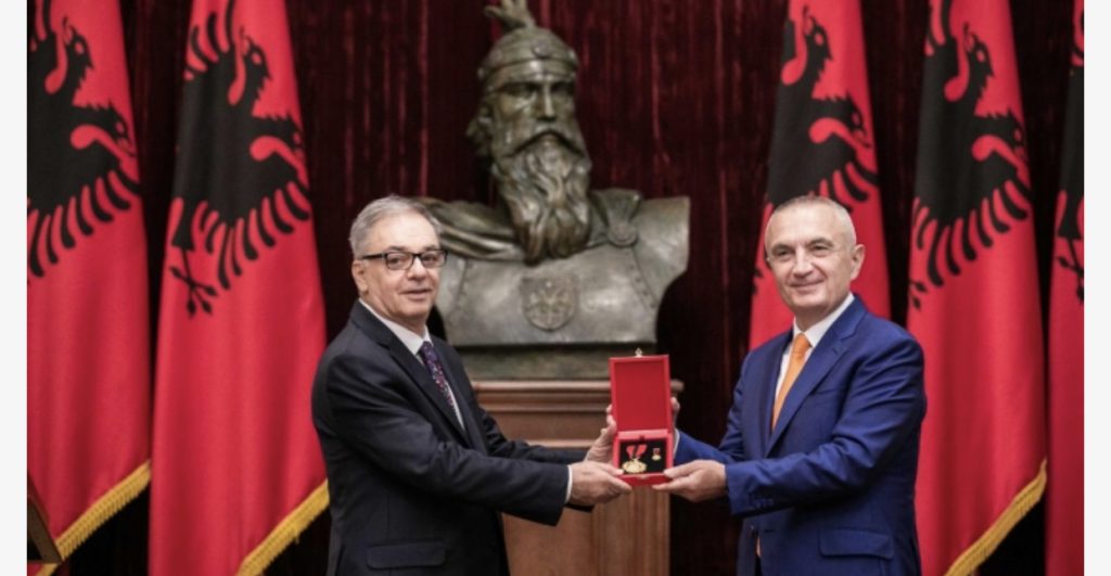 Presidenti Meta vlerëson me titullin “Mjeshtër i Madh”, aktorin Kastriot Çaushi, ja motivacioni