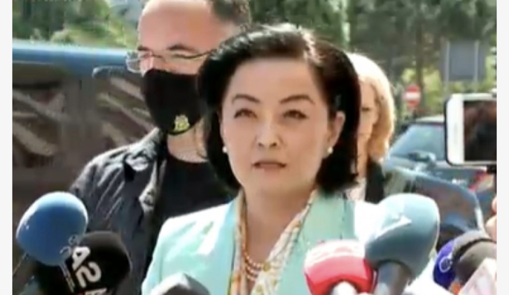 Mesazhi ULTIMATIV i ambasadores amerikane Yuri Kim për politikën shqiptare: Mjaft me lojëra e PAZARE