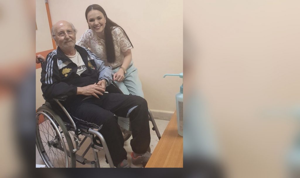 Mjeshtri  Mirush Kabashi në karrige me rrota në një spital privat