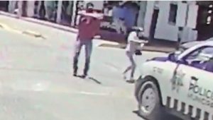 VIDEO/ Publikohen pamjet e sulmit ndaj policisë