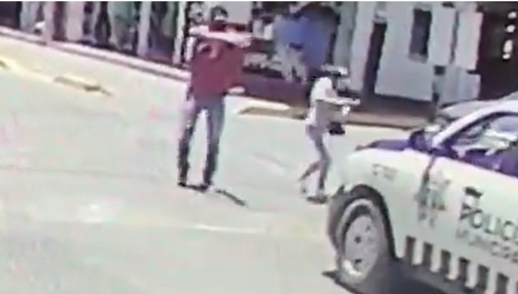 VIDEO/ Publikohen pamjet e sulmit ndaj policisë