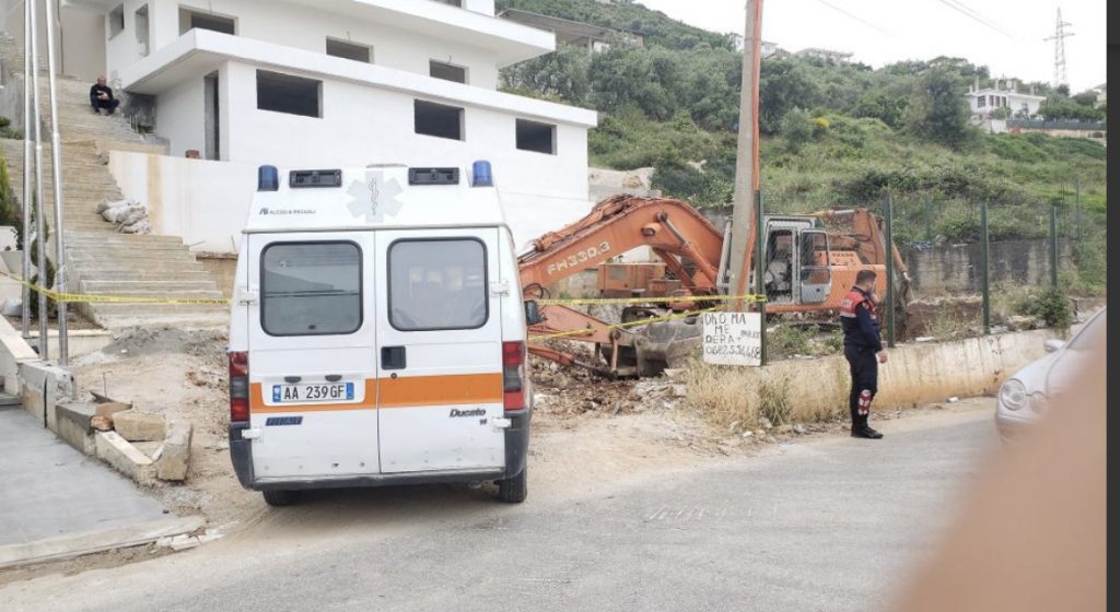 E goditi skrepi në kantierin e ndërtimit, vdes i riu në Vlorë