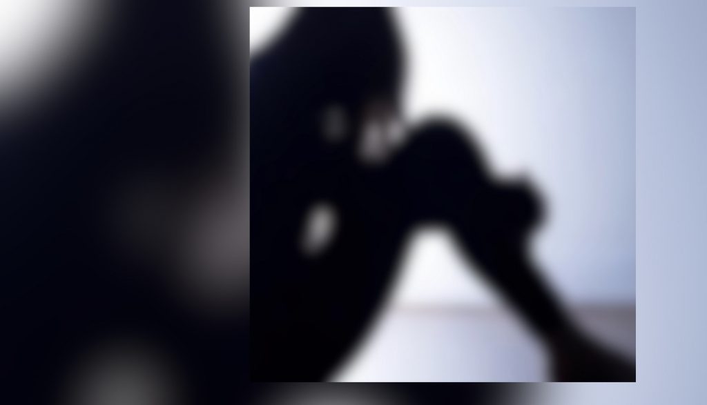 I moshuari përdhunon të miturën dhe i shpërndan videon