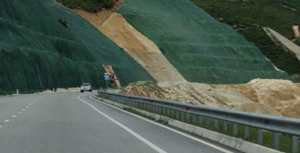 Tepelenë, makina përfundon përmbys në mes të rrugës