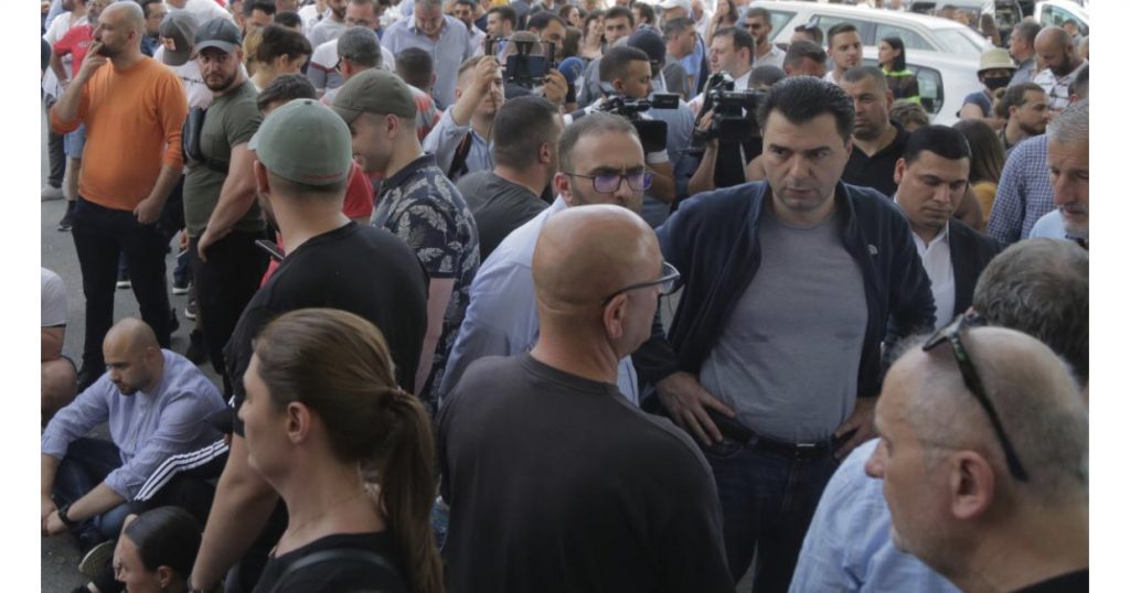 Protesta për Teatrin, policia procedon Bashën, Kryemadhin dhe disa aktorë të tjerë politikë