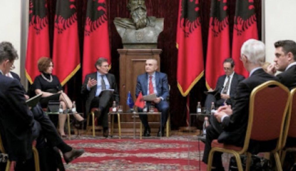 Presidenti prezanton planin me 11 pika për daljen nga kriza politike