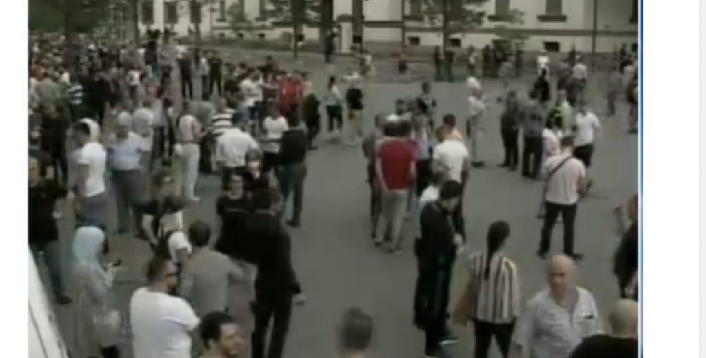 Po grumbullohen njerëzit para fillimit të protestës, ja si paraqitet gjendja te bulevardi ‘Dëshmorët e Kombit’