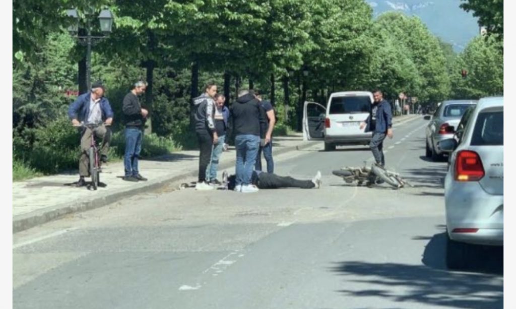 Makina përplaset me motorrin, një i plagosur