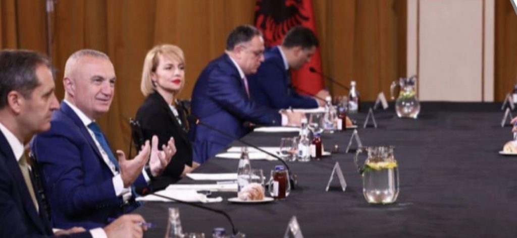 Meta s’preferon takimet ‘online’ por i mbledh ambasadorët në zyrë