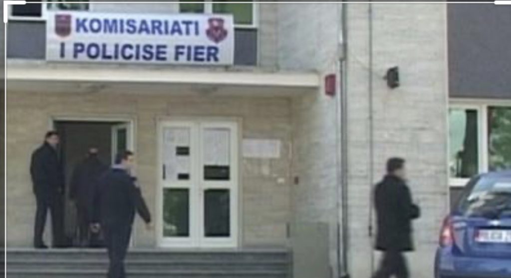 Dy fierakët pasi e  përdhunojnë i kërkojnë para vajzës së re