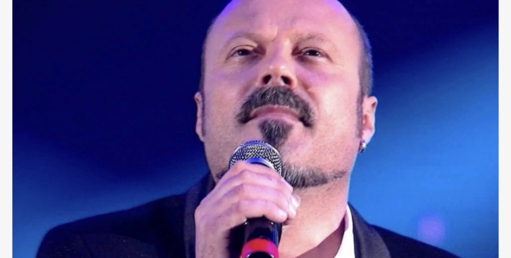 Këngëtari korçar: Nuk mendojnë për popullin, vetëm prostitucioni dhe bordellot…
