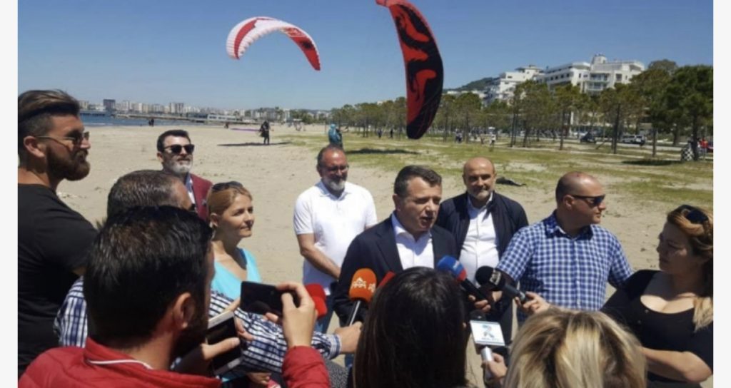Përse policia nuk i heq patentën dhe ta gjobisë Ballën