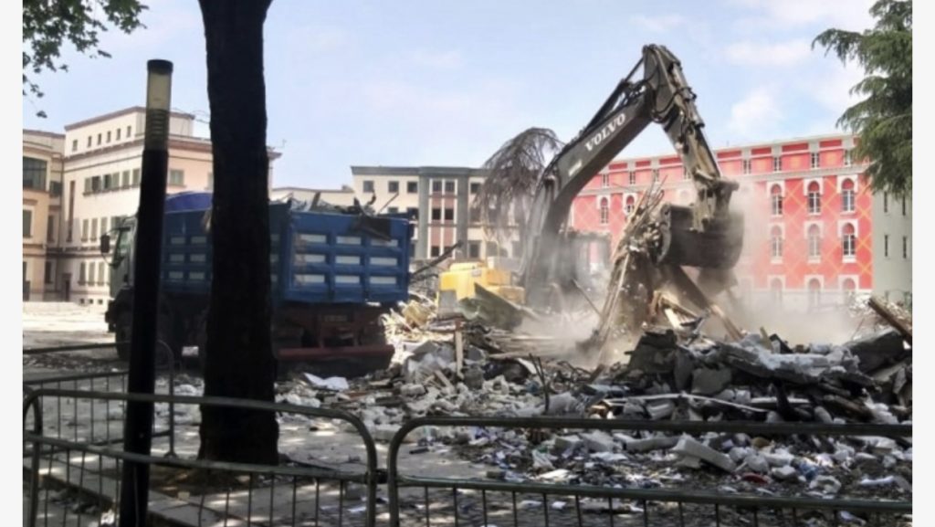 Denoncimi i fortë i gazetarit: Bashkë me Teatrin Kombëtar u shkatërrua edhe linja e serverave