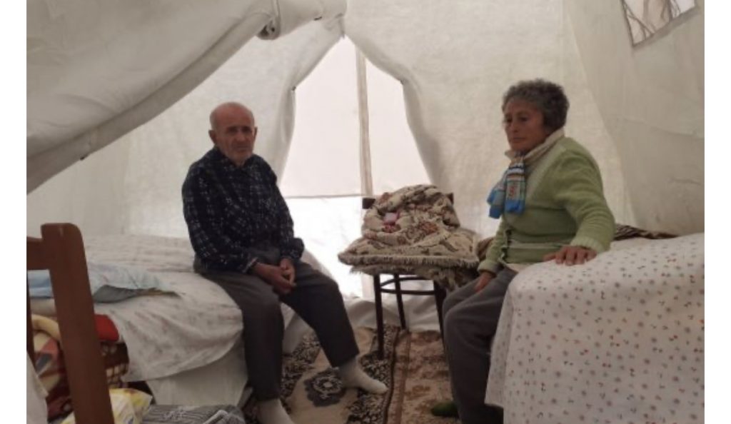 Rrëfimet e rrëqethëse të familjeve që jetojnë në çadra pas tërmetit: Si mund të mbrohesh nga virusi me këto kushte?