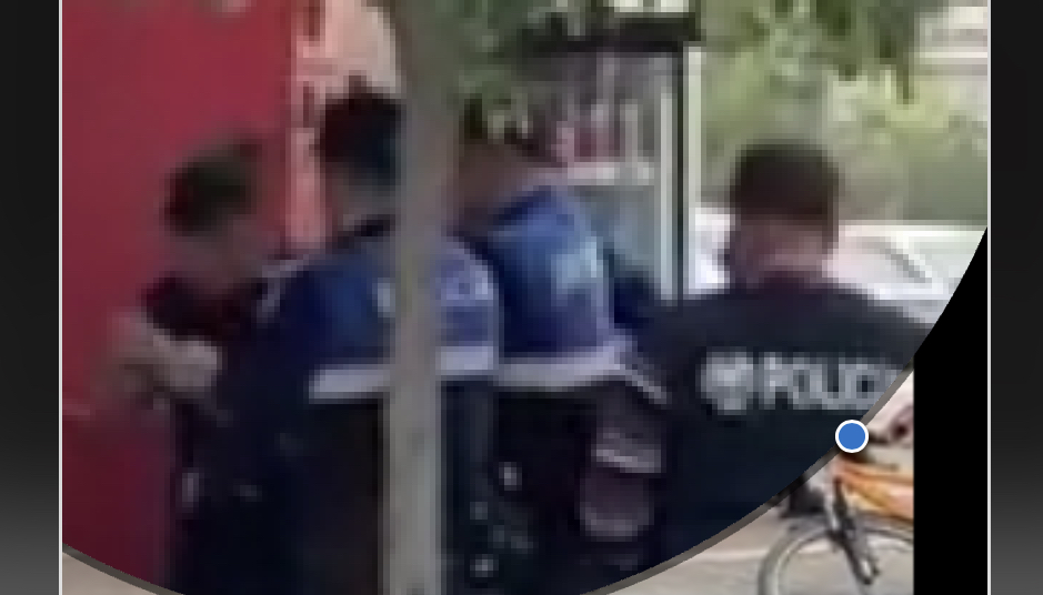 VIDEO/ Katër policë shtrijnë në trotuar adoleshentin dhe e dhunojnë