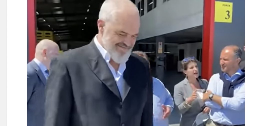 ISHP dha alarmin për shifrat e Covid-19 dhe distancimin, por Politikanët  shkelin ligjin të parët!