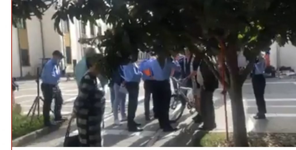 Pólicia kónfrontohet me artistët dhe aktivistët në shesh (VIDEO)