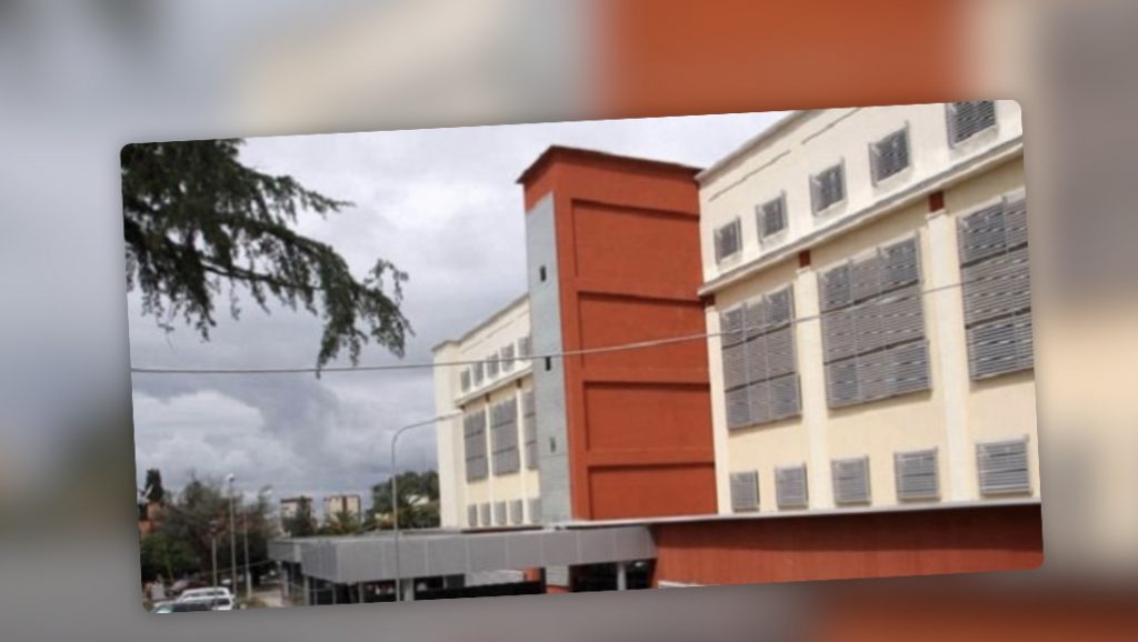 Tre infermierë të Neurokirurgjisë pezullohen nga puna: U kapën duke ngrënë molto