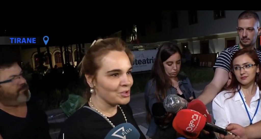 Monika Kryemadhi dhe ish-deputetët e LSI i bashkohen qëndresës së aktorëve te Teatri Kombëtar