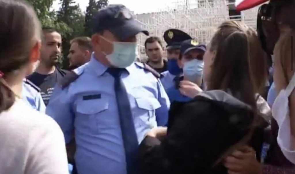 Agravon situata te Teatri, policia hedh gaz lotsjellës për të përçarë protestuesit