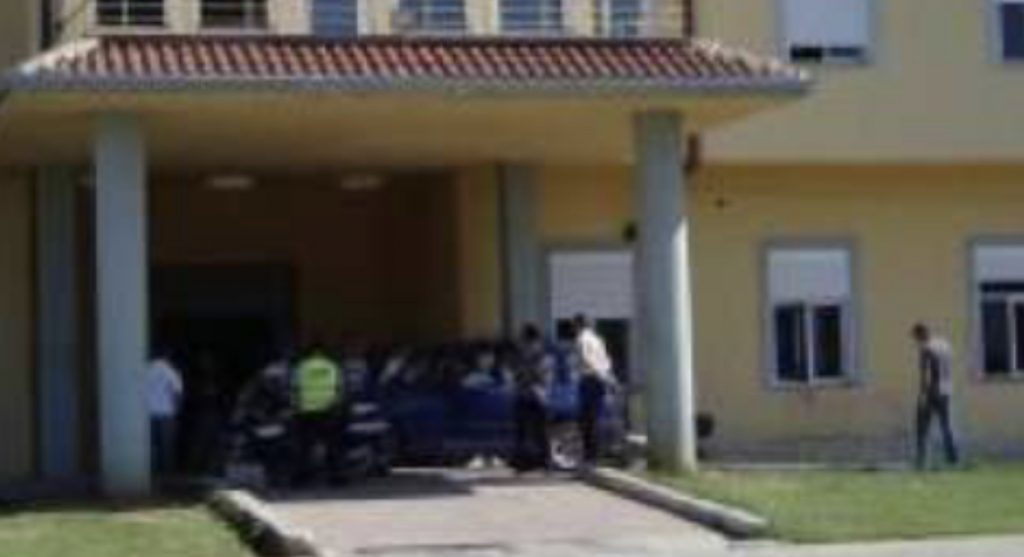 Aksident i rëndë në Bulqizë/ Motorri përplaset me shtyllën elektrike